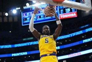 星空体育官方网站-湖人惨遭三连败，雷迪克一语道破艾顿低迷真相：他连球都接不住！