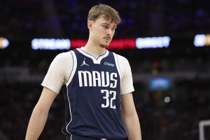 星空体育登录入口-弗拉格首发30分钟 17中7拿到17分8板6助2断3帽 出现4失误